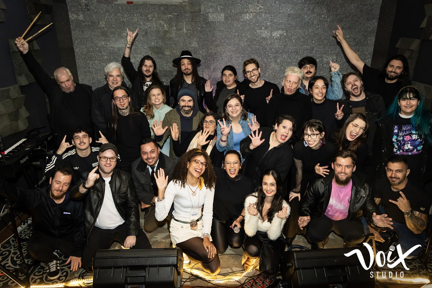 Alunos e professores da Voix Studio reunidos no estúdio